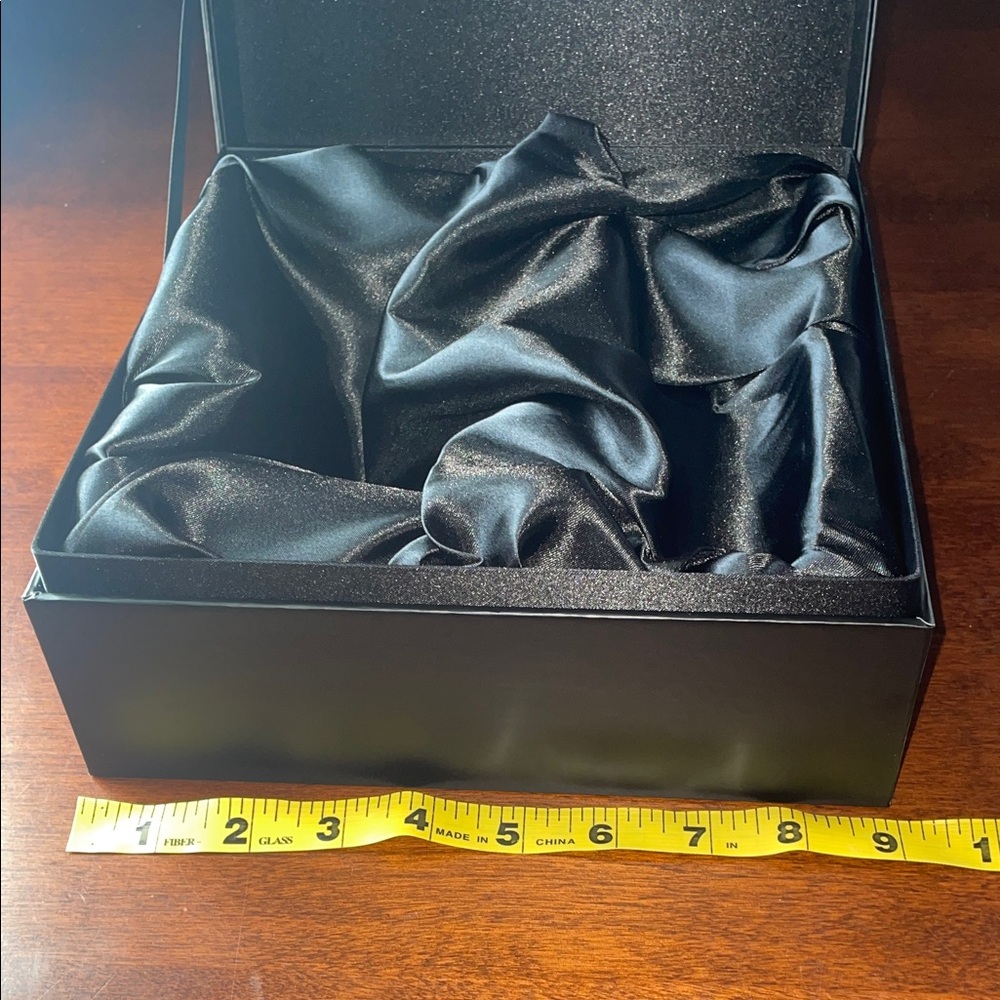 Versace Magnetic snap closure Black Box with Silver Logo - Picture 11 of 11